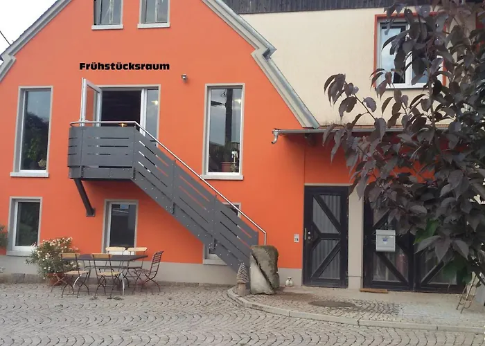 Фото Ferienhaus Auf Einer Ebene Fuer 25 Personen Mit Eigenem Garten Und Pool Heinsdorfergrund